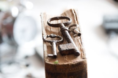 eski anahtarları ve kitap