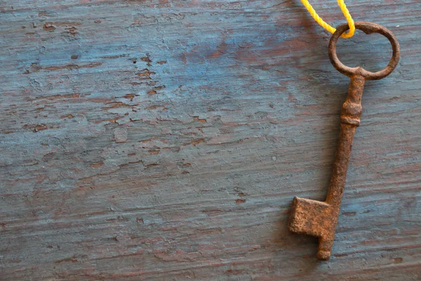 Vieille clé sur la vieille table en bois — Photo
