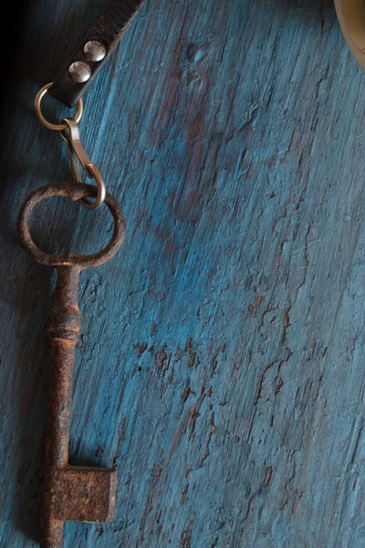 Old key on the old wooden table — Stock Photo, Image