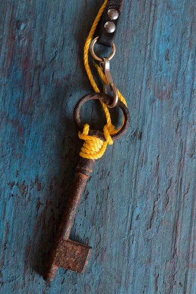 Stary klucz na starym drewnianym stole — Zdjęcie stockowe
