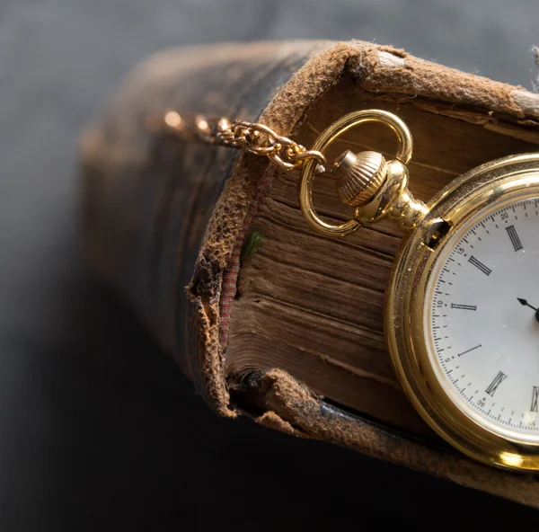 Vintage bolsillo reloj viejo libro — Foto de Stock