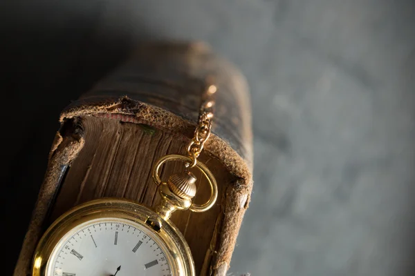 Винтажные карманные часы старая книга — стоковое фото