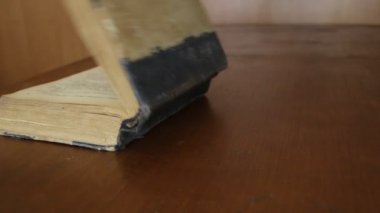 Bir adamın elini biraz kitap sayfalarında açma.