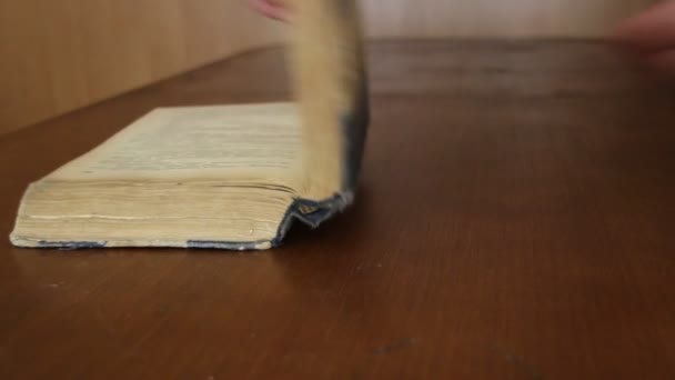 La mano de un hombre volteando páginas en algún libro . — Vídeos de Stock