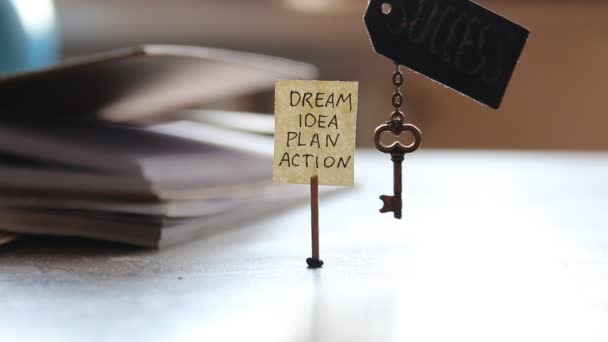 Clé avec le mot "succès" et une étiquette avec les mots : rêve, idée, plan, action . — Video