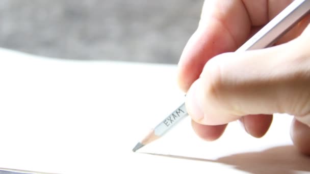Student schreibt einen Test, eine Inschrift auf Bleistift Prüfung