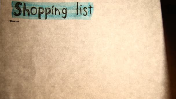 Список покупок написан — стоковое видео