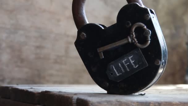 Klucz i etykieta "życie" — Wideo stockowe