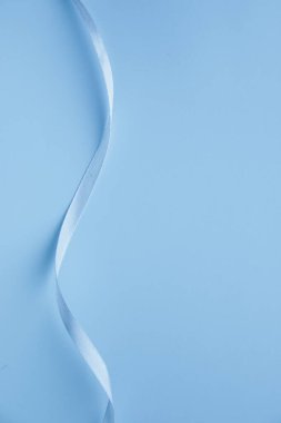 Mavi arka planda mavi kurdele. Tebrik kartı için arkaplan.