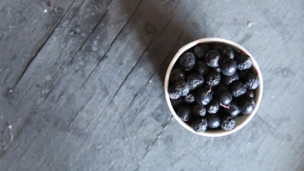 Zwarte chokeberry op een zwarte achtergrond — Stockvideo