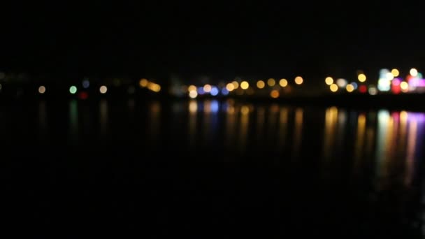 Réflexion des lumières de la ville sur l'eau — Video