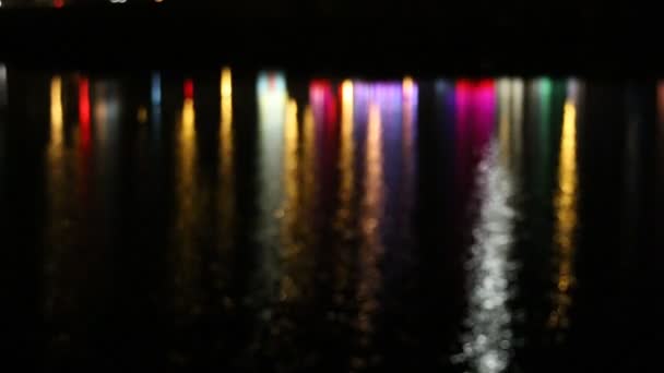 Reflejo de las luces de la ciudad en el agua — Vídeos de Stock