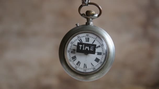 Текстовое время и карманные часы — стоковое видео