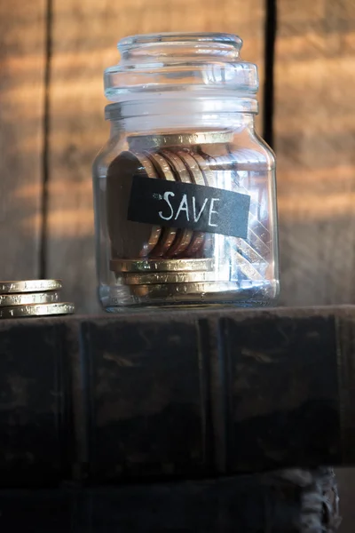 Salvar ideia, moedas de ouro em um frasco de vidro — Fotografia de Stock