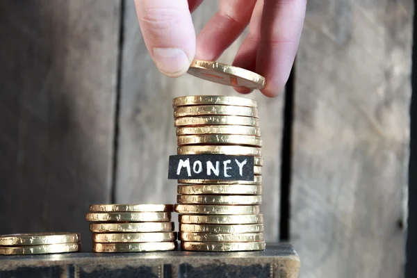 Geld Konzept, ein Mann steigt Münzen — Stockfoto