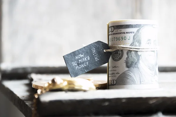 Hur man gör pengar online text och dollar sedlar — Stockfoto