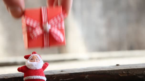 Caixa de presente e Santa — Vídeo de Stock