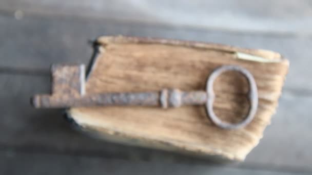 Старый ключ и старинная книга — стоковое видео
