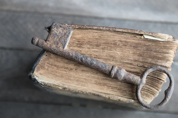 Old key and vintage book — Stock Photo, Image
