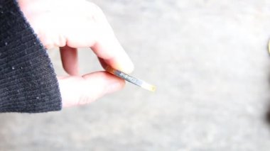 Altın sikke üzerinde iş metin