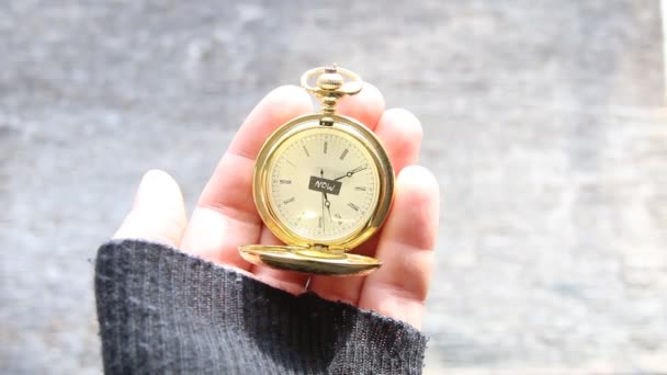 Nu, tid koncept. Text och pocket watch. — Stockvideo