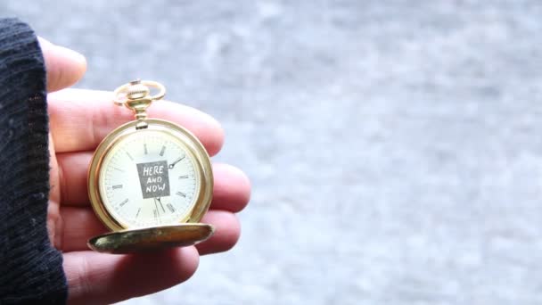 Qui e ora, concetto di Tempo. Testo e orologio da tasca . — Video Stock