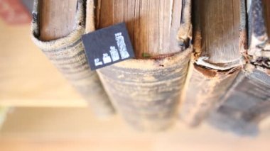 elle çizilmiş grafik ve kitaplar