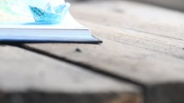 Metin yaşamak için seyahat etmek olduğunu