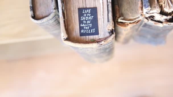 Livet är för kort för att följa reglerna — Stockvideo