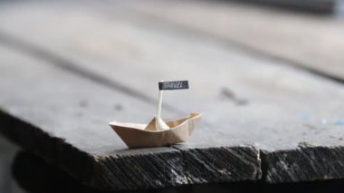 metin ve kağıt tekne seyahat