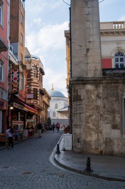 İstanbul, Türkiye, 17 Ekim 2025; Tarihsel İstanbul Geçidi: Eminn İlçesindeki Geleneksel Mimari Çerçeve Tarafından Çerçevelenen Klasik Osmanlı Cami Kubbesine Giden Çakıl Taşı Caddesi.