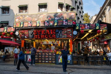 İstanbul, Türkiye, 17 Ekim 2025; Vibrant İstanbul Sokak Gıda Sahnesi: Renkli Neslihan Bfe, Sandviç ve Kebab sunuyor, patronlar Eminn 'in kaldırım taşı caddelerinde akşam yemeği veriyor