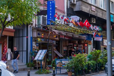 İstanbul, Türkiye, 17 Ekim 2025; Sultanahmet 'te Uluslararası Hoşgeldiniz: İstanbul Caddesini Dükkanlar, Oteller ve Dünya Bayraklarının Canlı Gösterisiyle Büyülemek, Küresel Turistler ve Gezginler Çekici.