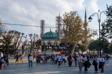 İstanbul, Türkiye, 17 Ekim 2025; İstanbul 'daki tarihi Alman Çeşmesi ile Sultanahmet Meydanı, turistlerle çevrili, Osmanlı mimarisi ve canlı şehir atmosferinin yer aldığı.