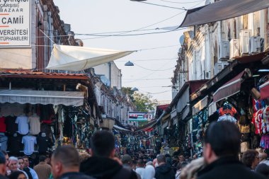 İstanbul, Türkiye, 17 Ekim 2025; Beyazt 'ta Türkiye' nin kalabalık alışveriş caddesi, güneşli bir günde turistlerin market tezgahlarına ve ticarete baktığı, satıcılarla dolu kentsel pazar sahnesi.