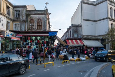 İstanbul, Türkiye, 17 Ekim 2025; Beyazt 'ta Türkiye' nin kalabalık alışveriş caddesi, güneşli bir günde turistlerin market tezgahlarına ve ticarete baktığı, satıcılarla dolu kentsel pazar sahnesi.