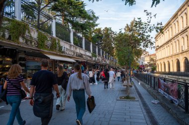 İstanbul, Türkiye, 17 Ekim 2025; Beyazt 'ta Türkiye' nin kalabalık alışveriş caddesi, güneşli bir günde turistlerin market tezgahlarına ve ticarete baktığı, satıcılarla dolu kentsel pazar sahnesi.