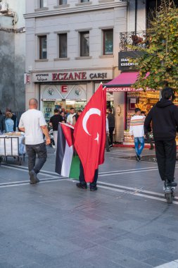 İstanbul, Türkiye, 17 Ekim 2025; Beyazt 'ta Dayanışma Bayrakları: İstanbul' un Tarihi Meydanı 'nda Sokak Satıcısı Türk ve Filistin Bayrakları Satılıyor, Canlı Kent Sahnesinde Yerel ve Alışverişçiler Arasında