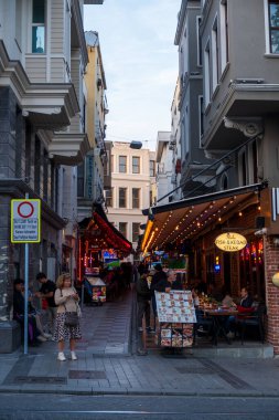 İstanbul, Türkiye, 17 Ekim 2025; Canlı Sultanahmet Akşamları: İstanbul Caddelerini Aydınlatan Restoranlar, Yemek Turistleri ve Ambianc Bölgesinin keyfini çıkaran Yerel Yürüyüşçüler