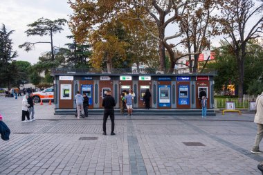 İstanbul, Türkiye, 17 Ekim 2025; İstanbul Meydanı 'ndaki ATM' ler sıralaması: Açık Hava Alanı 'nda Otomatik Para Aktarma ve Bankacılık Hizmetleri Kullananlar