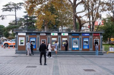 İstanbul, Türkiye, 17 Ekim 2025; İstanbul Meydanı 'ndaki ATM' ler sıralaması: Açık Hava Alanı 'nda Otomatik Para Aktarma ve Bankacılık Hizmetleri Kullananlar
