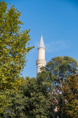 Altın cami Kubbesi, İstanbul 'un eski mahalle sokakları boyunca, tarihi Osmanlı mimarisi ve günlük yaşam sahnelerini gösteren kablolar ve binalarla görülebilir.