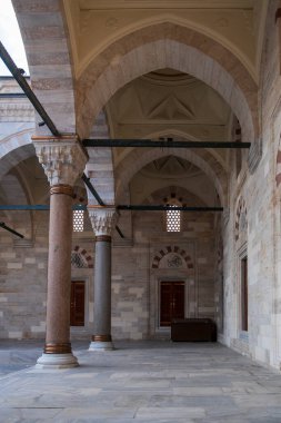 İstanbul 'da abdest çeşmesi, mermer sütunlar, kemerler ve kubbelerle Beyazt Camii iç avlusu - geleneksel İslami tasarıma sahip tarihi Osmanlı mimarisi