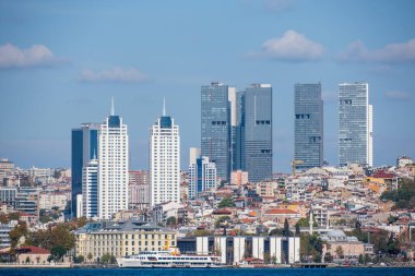 10.20.2025, İstanbul, Türkiye. İstanbul Skyline View from skdar Shore: Modern Gökdelenler Geleneksel Şehir ve Residential Buildings on a Parlak, Güneşli bir Gün Boğazında.