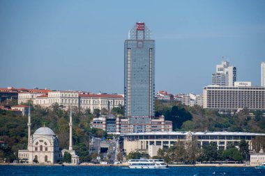 İstanbul, Türkiye, 20 Ekim 2025; Dolmabahe üzerindeki Ritz-Carlton ve Hilton Otelleri Kulesi ve Vodafone Arena Vibrant Metropolis 'te görülebilir.