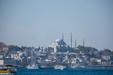 İstanbul, Türkiye, 10.20.2025; İstanbul 'un Tarihi Yarımadası Skyline: Majestic Sleymaniye Camii ve Sarayburnu kıyısındaki Osmanlı Kulesi, Sunny Boğazı' ndaki Minaret ve Tekneler