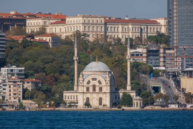 İstanbul, Türkiye, 20 Ekim 2025; Dolmabahe üzerindeki Ritz-Carlton ve Hilton Otelleri Kulesi ve Vodafone Arena Vibrant Metropolis 'te görülebilir.