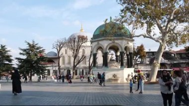 İstanbul, Türkiye, 10.17.2025; İstanbul 'da Sultanahmet Meydanında Yürüyen Turistler Canlı Bir Şehir Seyahat Hedefinde Tarihi Mimari, Kent Simgeleri ve Kültürel Atmosferle çevrili