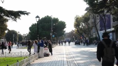 İstanbul, Türkiye, 10.17.2025; İstanbul 'da Sultanahmet Meydanında Yürüyen Turistler Canlı Bir Şehir Seyahat Hedefinde Tarihi Mimari, Kent Simgeleri ve Kültürel Atmosferle çevrili