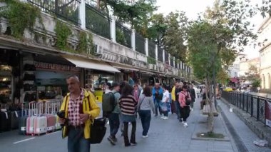 İstanbul, Türkiye, 10.17.2025; İstanbul 'da Beyazt Pazarı' nda Yürüyen Turistler Günlük Yaşamın ve Kültürün Canlı Sahnesinde Dükkan, Yerel Ürünler ve Sokak Modasıyla çevrili